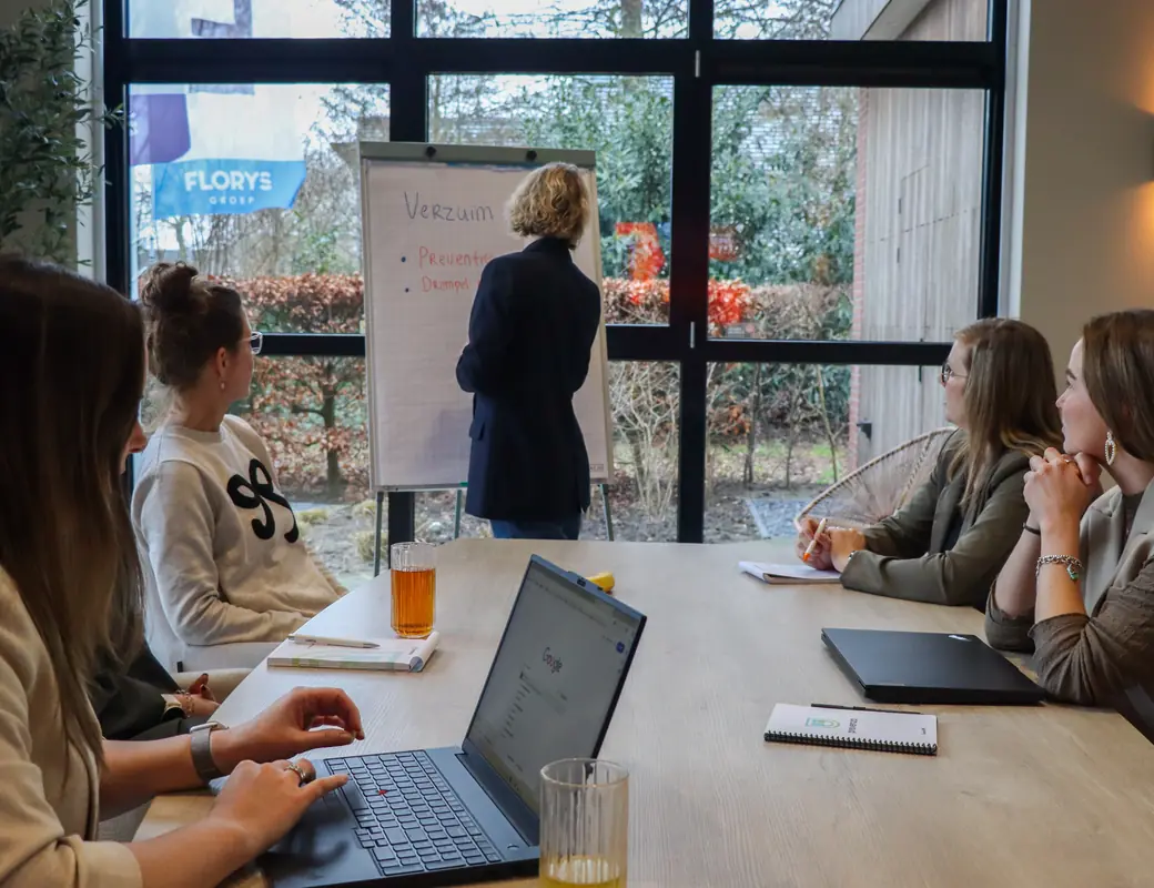 Het team van Prevenzo neemt de verzuimaanpak door in de vergaderruimte