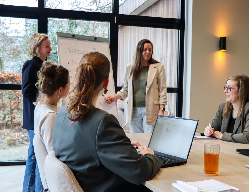 De verzuimaanpak wordt bij de flipover doorgenomen met het team