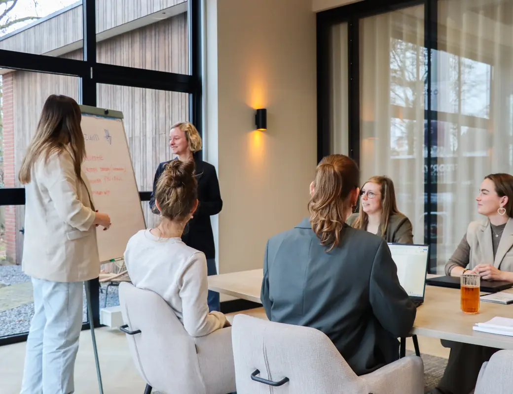 Het team van Prevenzo tijdens een overleg op kantoor