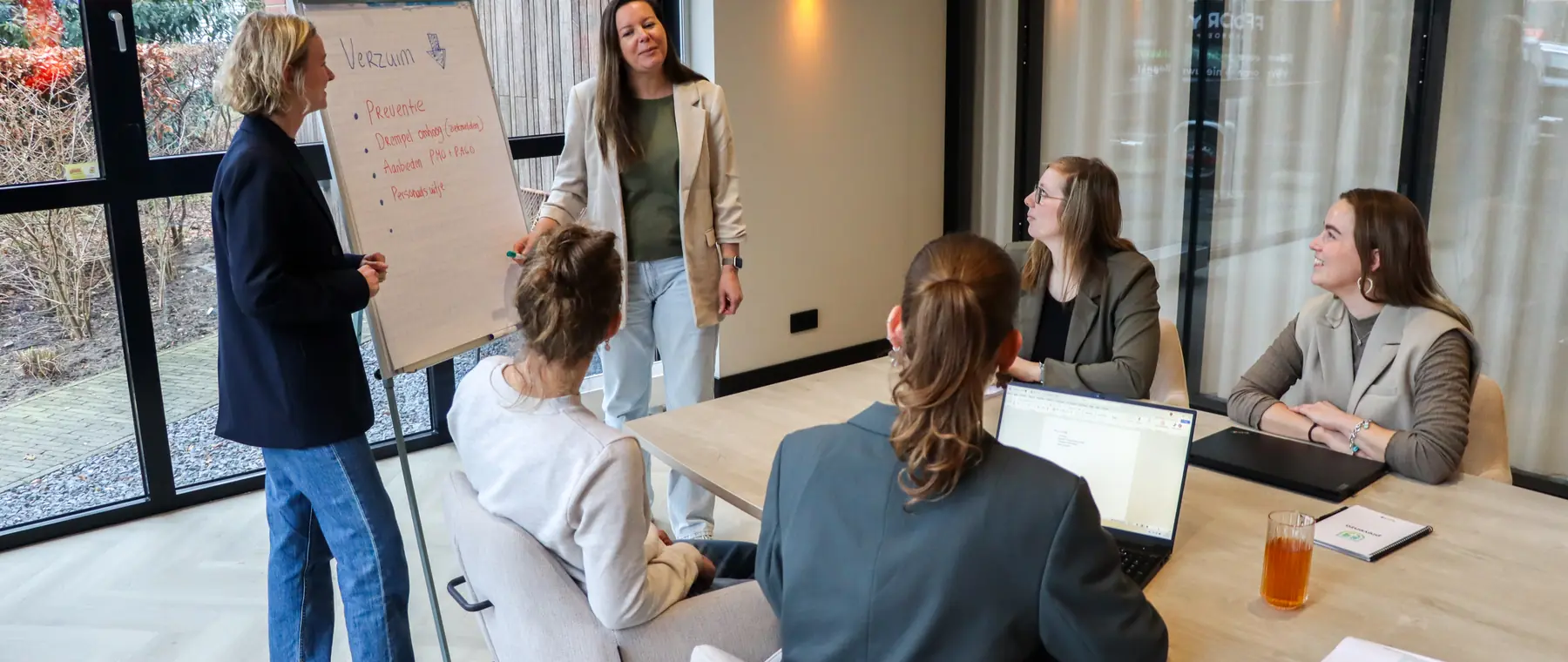 Het team van Prevenzo aan de vergadertafel, tijdens een overleg over de verzuimaanpak