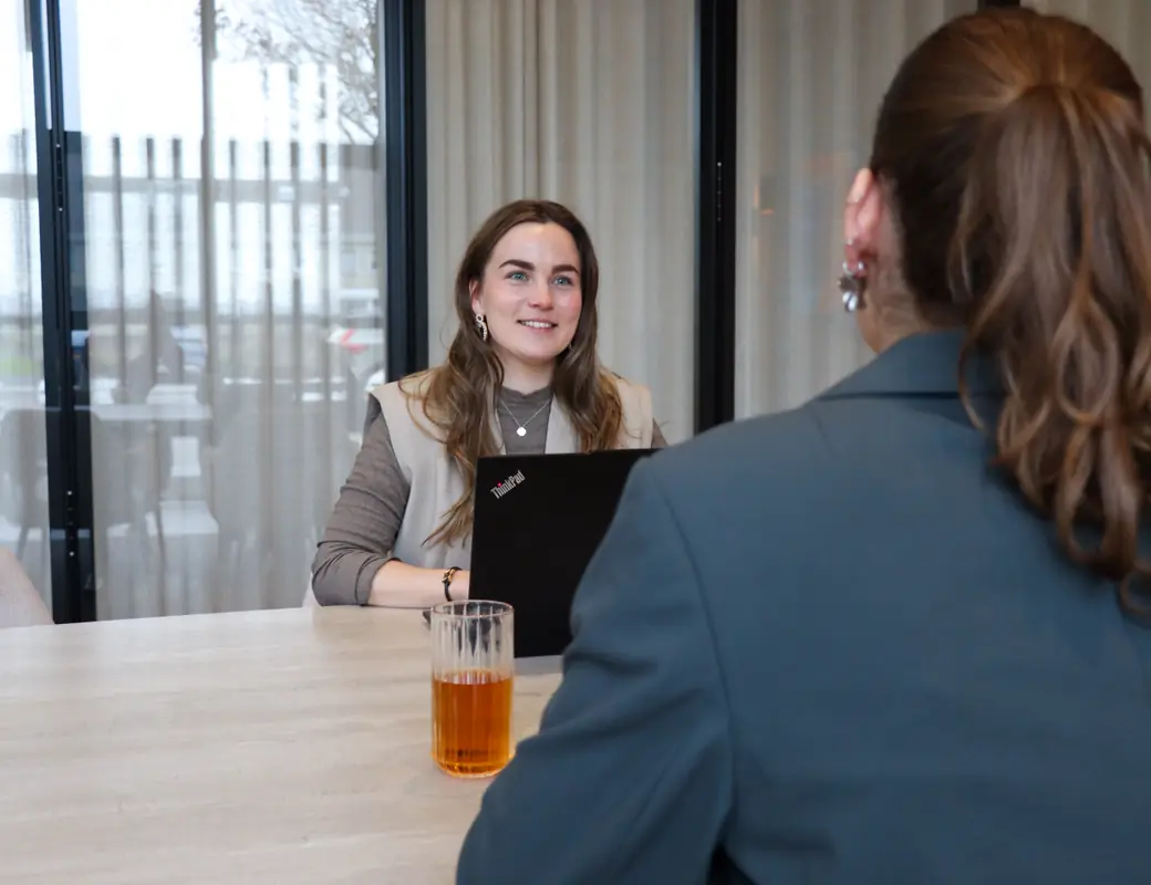 De verzuimcijfers worden samen op de laptop doorgenomen