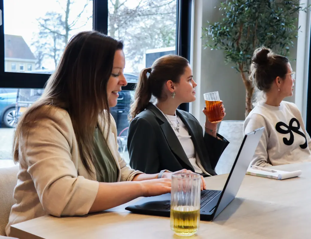 Drie casemanagers van Prevenzo aan de vergadertafel