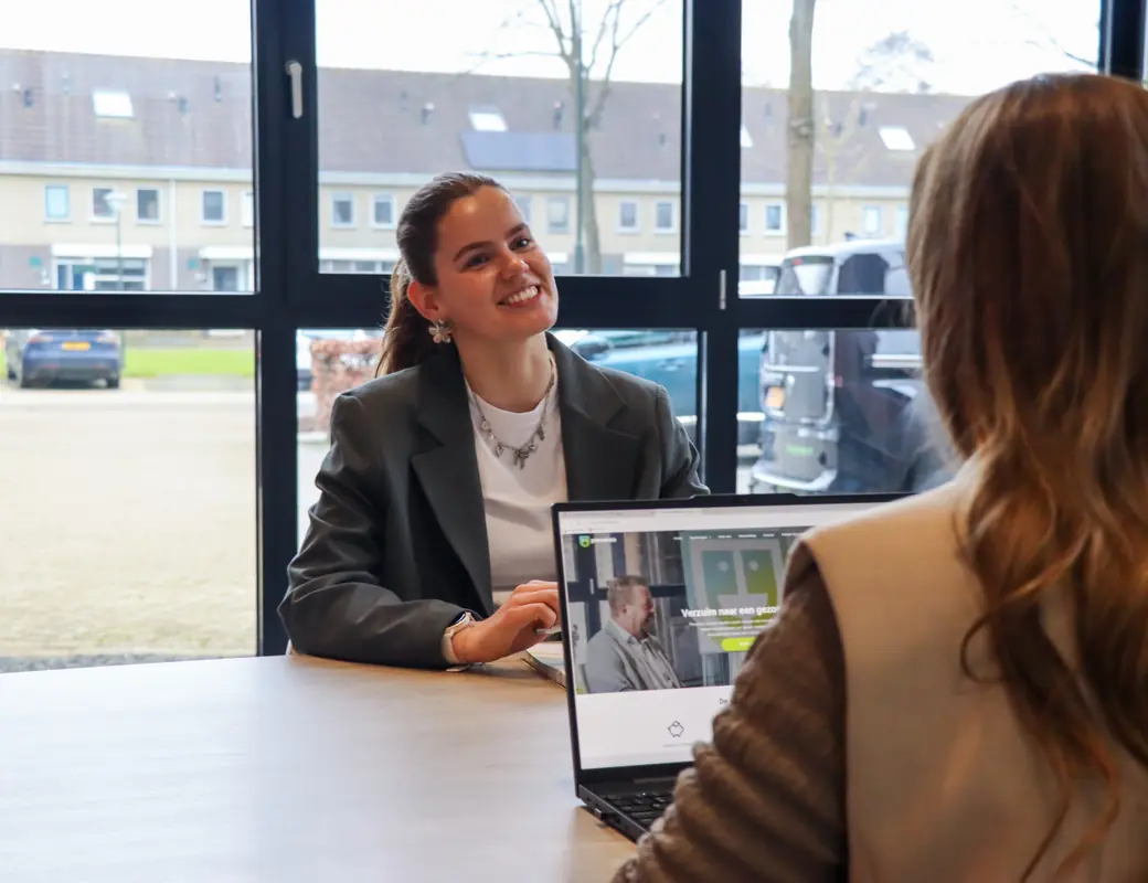 Medewerker van Prevenzo in gesprek met een bezoeker aan de vergadertafel